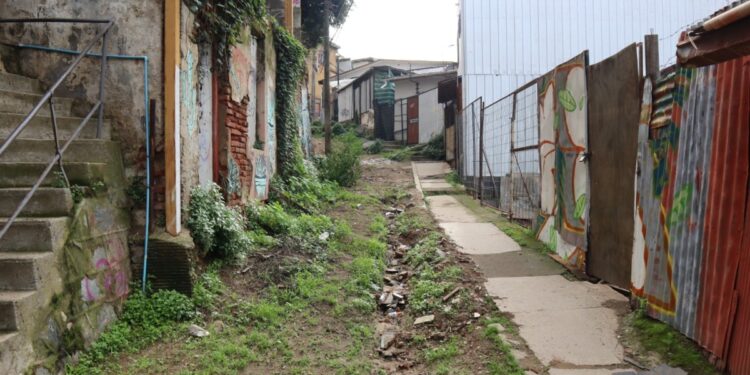 Publican nueva convocatoria para licitar la mejora de la escalera y pasaje Ramón Ángel Jara en el cerro Cordillera de Valparaíso.