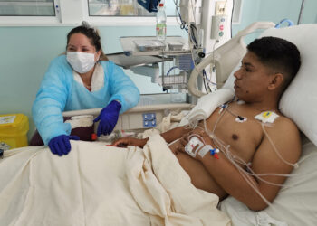 Madre realiza la donación de un riñón a su hijo en exitoso trasplante de donante vivo en Talca.