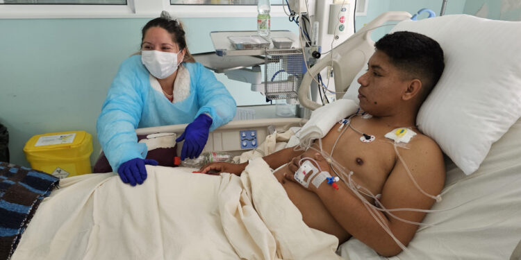 Madre realiza la donación de un riñón a su hijo en exitoso trasplante de donante vivo en Talca.