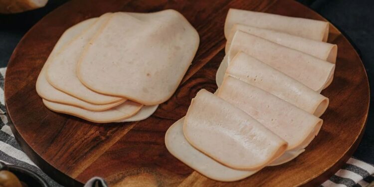 Pavo con sorpresas: las cecinas incluyen pollo y el etiquetado no siempre lo indica.