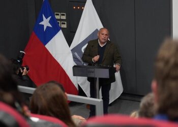 La desaprobación del gobernador Mundaca alcanza el 45% en la región de Valparaíso, y expertos lo vinculan con sus «ambiciones personales».