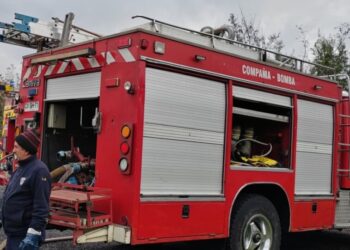 Vivienda quedó totalmente arrasada por un incendio en una zona rural de Los Ángeles.