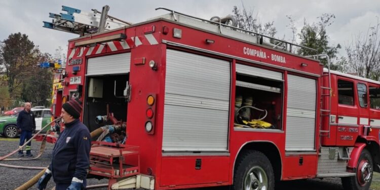 Vivienda quedó totalmente arrasada por un incendio en una zona rural de Los Ángeles.