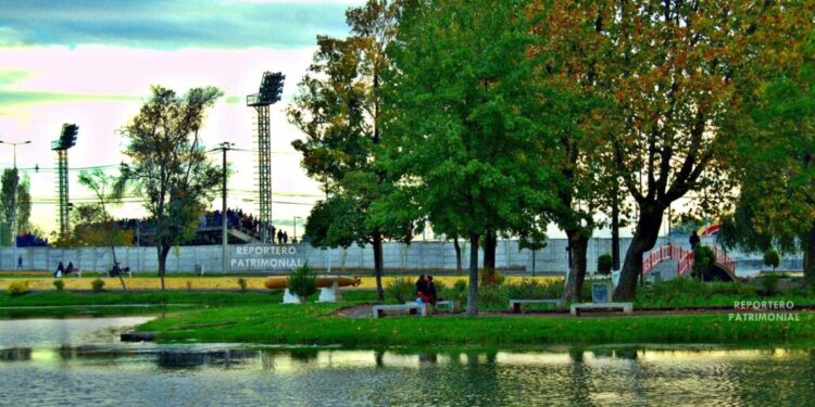 Una interesante anécdota sobre la Laguna Esmeralda en Los Ángeles: el tiempo en que era posible pescar carpas de más de medio metro.
