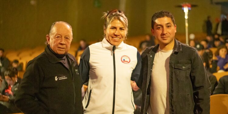 Atletas destacados inspiran a la comunidad de San Clemente en la Charla Deportiva 2025.