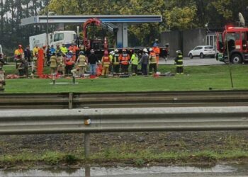 Volcadura de camioneta en una zanja provoca la muerte de una persona en la Ruta 5 Sur.