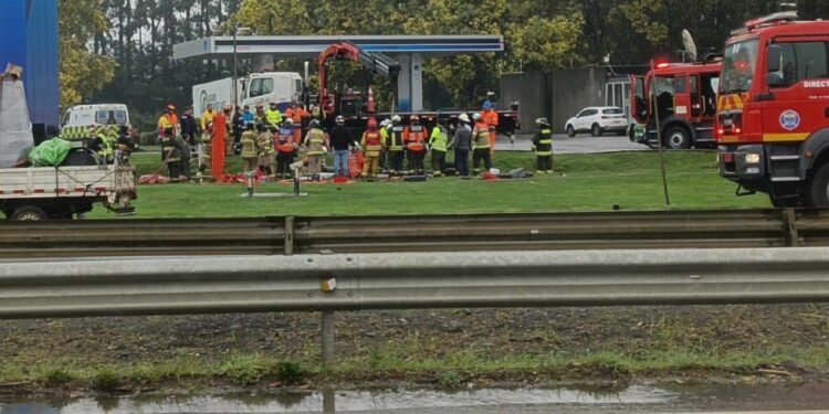 Volcadura de camioneta en una zanja provoca la muerte de una persona en la Ruta 5 Sur.
