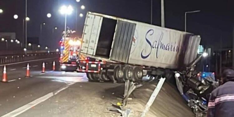 Camionero fallece tras accidente e incendio en la Ruta 5: un neumático explotó y causó el siniestro.