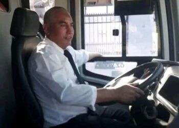 Un gesto de honestidad: chofer de Sagrada Familia devuelve bolso con $4 millones que dejó una pasajera.