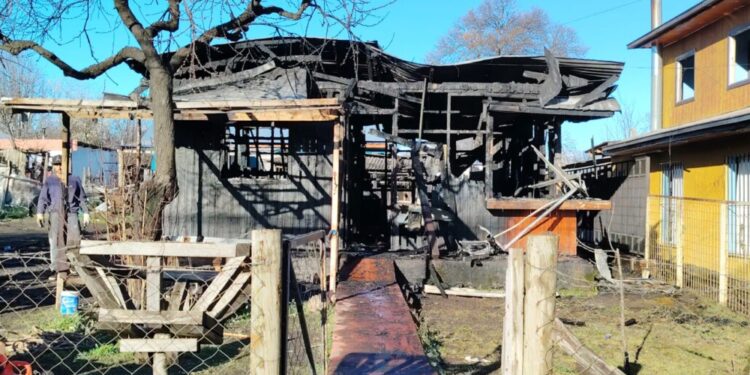 Comunidad de Quilleco lanza campaña para ayudar a familia que quedó sin hogar tras incendio en Villa Mercedes.
