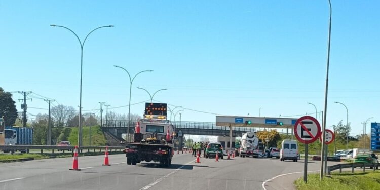 Trabajador fallece al instalar señaléticas en la Ruta 5 Sur: Conductor formalizado por el mortal atropello.