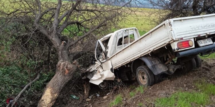 Accidente de alta energía en San Javier provoca la muerte de una persona: vehículo colisionó contra un árbol.
