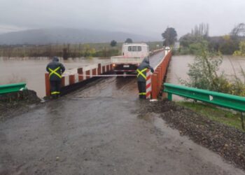 Cierra puente en Renaico debido a la crecida del río Vergara: autoridades advierten sobre la necesidad de extremar precauciones.