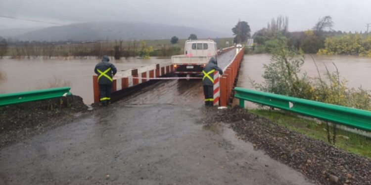 Cierra puente en Renaico debido a la crecida del río Vergara: autoridades advierten sobre la necesidad de extremar precauciones.