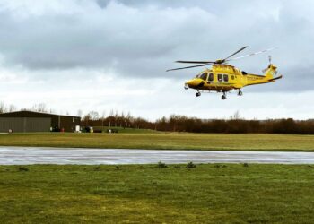 Helicóptero pierde estabilidad y aterriza en el pasto de un club aéreo en Osorno.