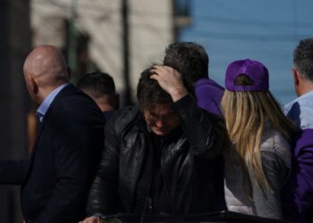 Javier Milei tuvo que ser evacuado de un acto electoral debido a un ataque por parte de manifestantes en Buenos Aires.