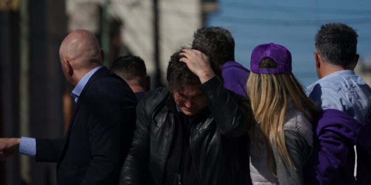 Javier Milei tuvo que ser evacuado de un acto electoral debido a un ataque por parte de manifestantes en Buenos Aires.