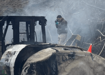 Nuevo ataque incendiario en La Araucanía consume maquinaria y estructuras forestales.