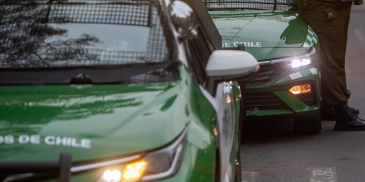 Hombre agredió a carabinero por la espalda mientras patrullaba en pleno centro de Los Ángeles.