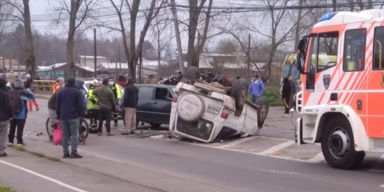 Accidente en Los Ángeles deja al menos un menor herido: coche quedó volcado.