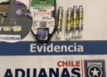 Dos gringas son detenidas en el aeropuerto de Santiago con armas y marihuana.
