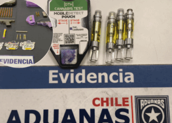 Dos gringas son detenidas en el aeropuerto de Santiago con armas y marihuana.