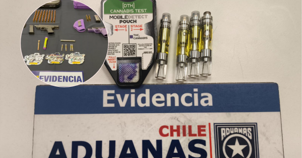 Dos gringas son detenidas en el aeropuerto de Santiago con armas y marihuana.