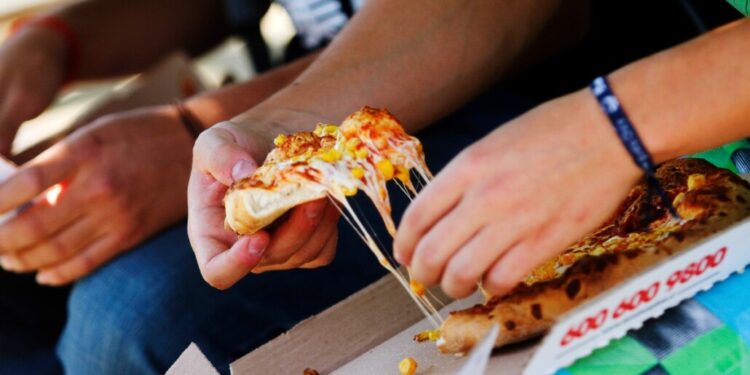 Conocida cadena de pizzerías que cerró en Chile tiene planes de entrar al mercado argentino.