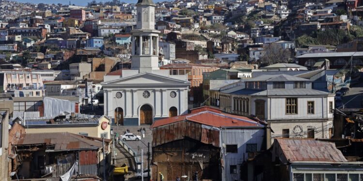 Proyecto potencia habilidades para prevenir y responder a los riesgos de incendios en comercios del Barrio Puerto de Valparaíso.