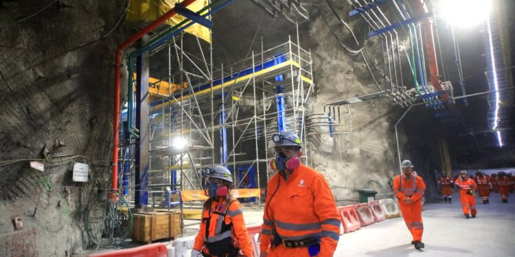 Otro incidente en la División El Teniente de Codelco: Un trabajador sufre lesiones al caer en un molino en mantenimiento.