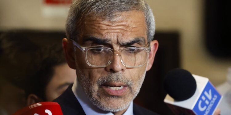 Ministro Cordero se trasladó a Temuco para encontrarse con las fuerzas policiales que investigan la emboscada fatal en Victoria.