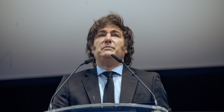 Controversia en Argentina: Milei rechaza leyes que favorecían a jubilados y personas con discapacidad.