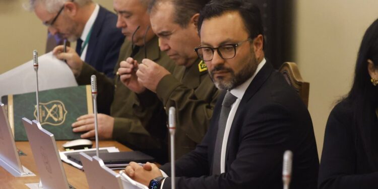 Subsecretario de Seguridad Pública justificó ante la comisión los salarios y perfiles profesionales de los funcionarios del Ministerio.