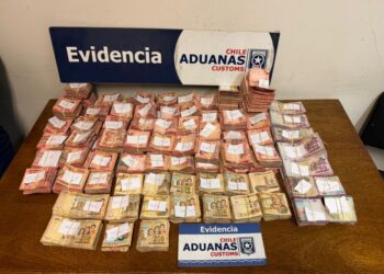 Detienen a un conductor boliviano que intentaba ingresar a Arica con aproximadamente $1,3 millones escondidos en la puerta de su auto.