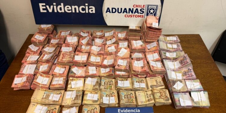 Detienen a un conductor boliviano que intentaba ingresar a Arica con aproximadamente $1,3 millones escondidos en la puerta de su auto.