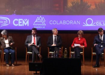 «Parisi provoca controversia en foro sobre minería con asistencia de candidatos presidenciales».