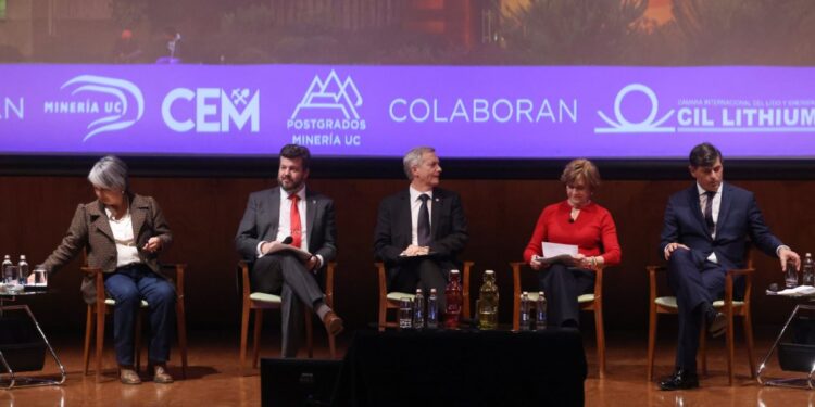 «Parisi provoca controversia en foro sobre minería con asistencia de candidatos presidenciales».