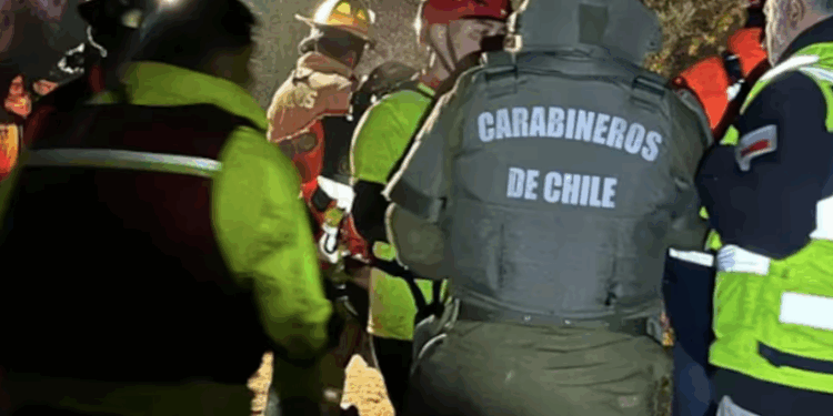 Rescatan a tres jóvenes que quedaron atrapados en la corriente del río Aconcagua en Concón.