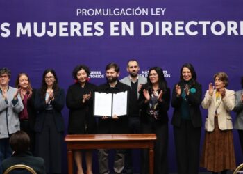El presidente Boric firmó la ley «Más Mujeres en Directorios» para fomentar la equidad de género en las empresas.
