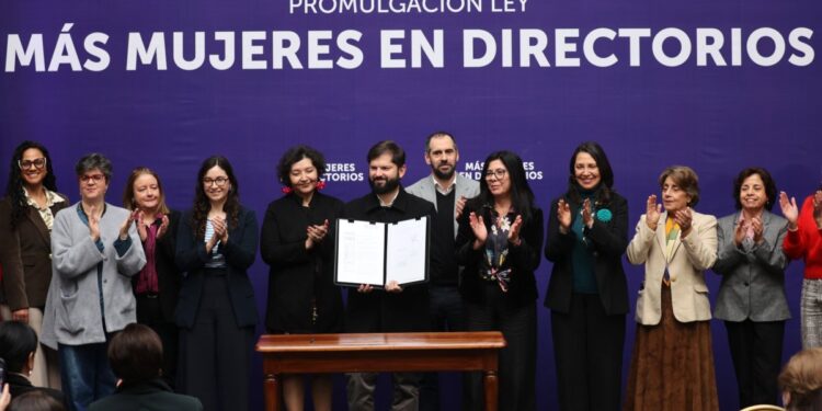 El presidente Boric firmó la ley «Más Mujeres en Directorios» para fomentar la equidad de género en las empresas.