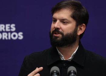 El presidente Boric expresa su gratitud a las matronas en la antesala de su día y rememora el nacimiento de su hija Violeta.