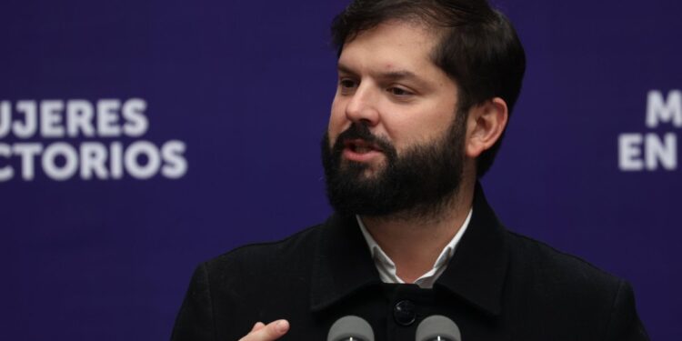 El presidente Boric expresa su gratitud a las matronas en la antesala de su día y rememora el nacimiento de su hija Violeta.