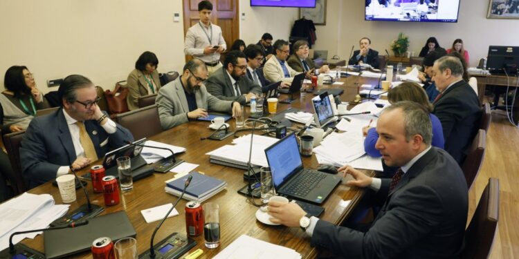 La Comisión de Hacienda de la Cámara da luz verde al proyecto que termina con el CAE y establece el FES.
