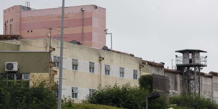 Gendarmería destituye a los líderes del penal de Valparaíso tras la fuga de prisioneros.