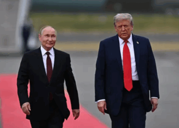 Donald Trump saluda a Vladimir Putin con un firme apretón de manos a su llegada a Alaska.