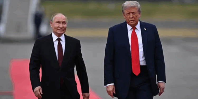 Donald Trump saluda a Vladimir Putin con un firme apretón de manos a su llegada a Alaska.