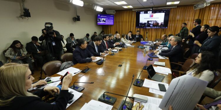 La Comisión de Constitución de la Cámara confirma el umbral del 5% para acceder a escaños y aprueba que la reforma entre en vigor en 2029.