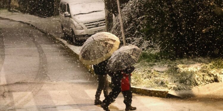 Diversas comunas de la región Metropolitana se despertaron cubiertas de nieve: Puente Alto y San José de Maipo cancelaron las clases.