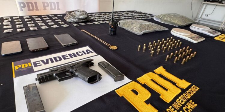 Desmantelan grupo familiar involucrado en el narcotráfico en tres comunas de la región Metropolitana.