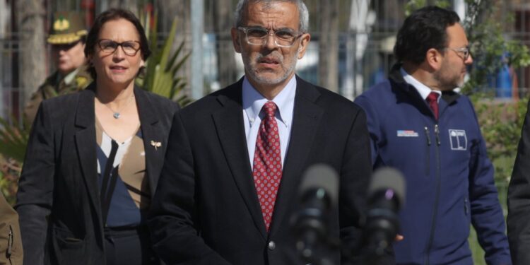 El Ministro Cordero pide tranquilidad a los turistas argentinos y confirma que se está investigando la autenticidad de las supuestas amenazas.